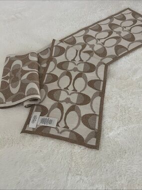 Coach Signature Wool Blend
Metallic Logo Scarf Gold&Cream Patterned size 8”X58”
